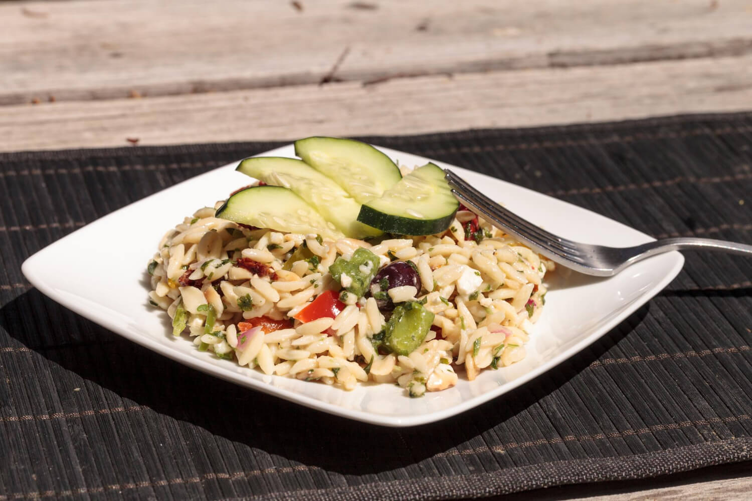 Arpa şehriye salatası tarifi: renkli, doyurucu ve çok pratik soğuk salata!