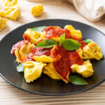 Domates soslu tortellini tarifi – i̇talyan mutfağından lezzetli ve pratik bir seçim