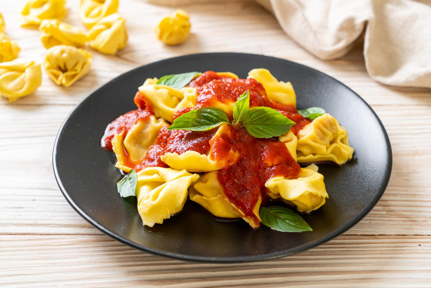Domates soslu tortellini tarifi – i̇talyan mutfağından lezzetli ve pratik bir seçim
