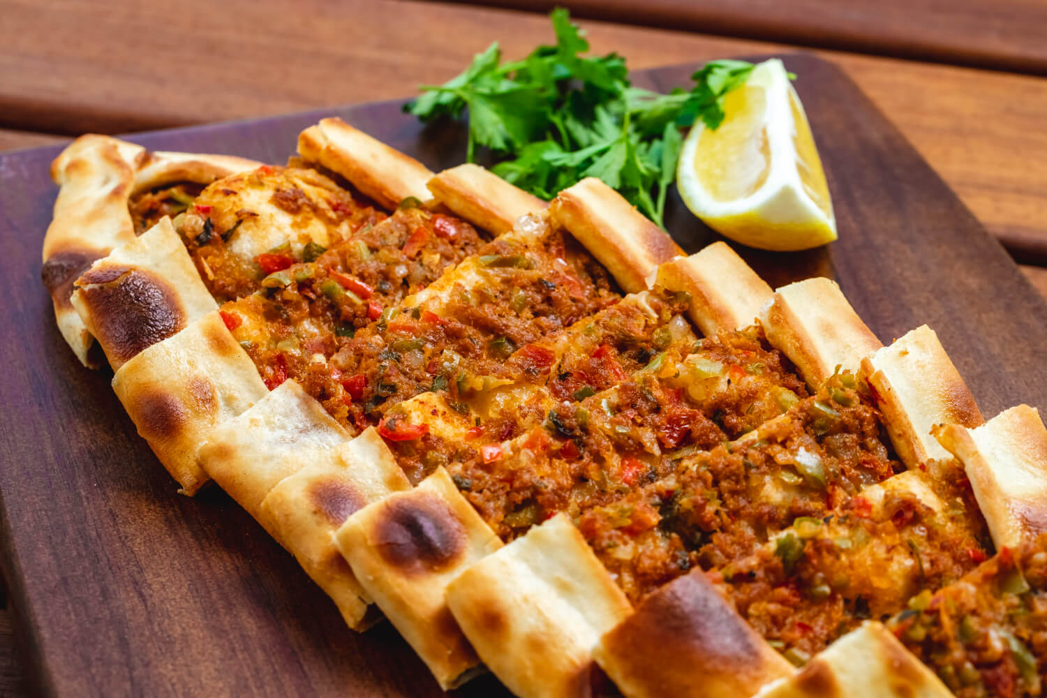 Ev yapımı kıymalı pide tarifi: kolay ve lezzetli