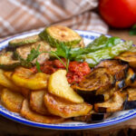 Lezzet şöleni: patatesli patlıcan tava tarifi