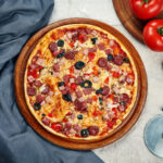 Evde kolay ve lezzetli karışık pizza tarifi – puf puf hamuruyla!