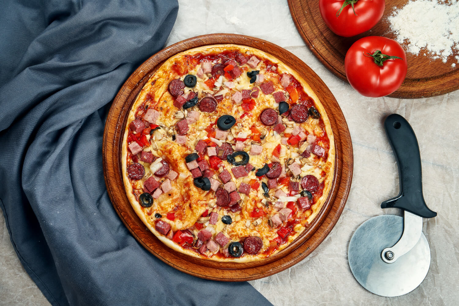 Evde kolay ve lezzetli karışık pizza tarifi – puf puf hamuruyla!
