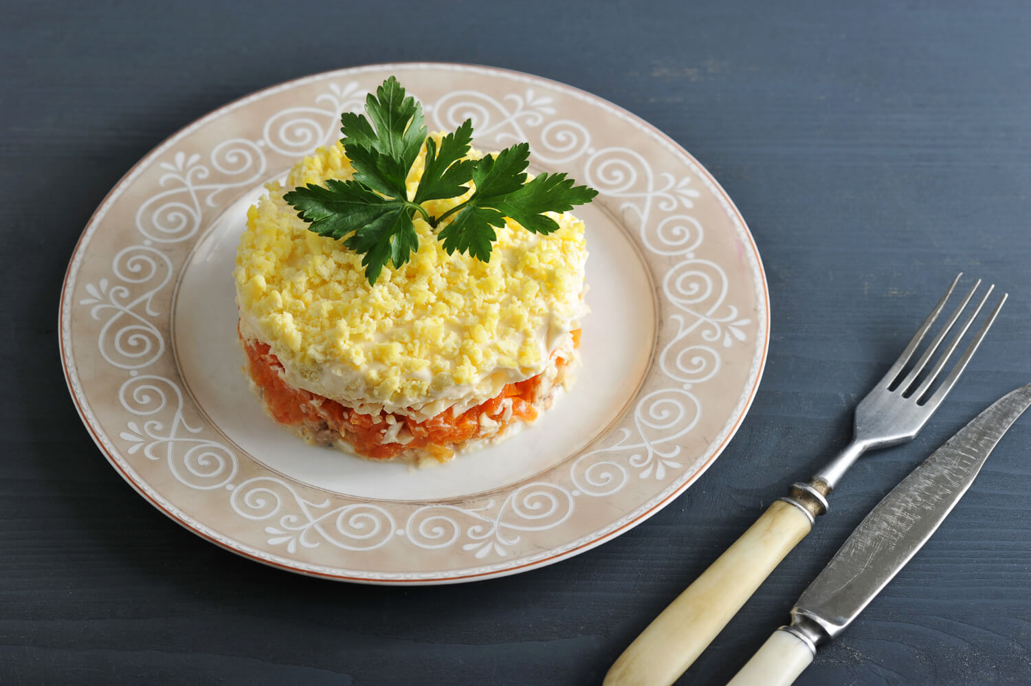 Mimoza salatası tarifi: kat kat lezzetli, balıklı ve şık sunumlu