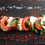 Caprese salatası tarifi: i̇talyan zarafetiyle basit ve lezzetli