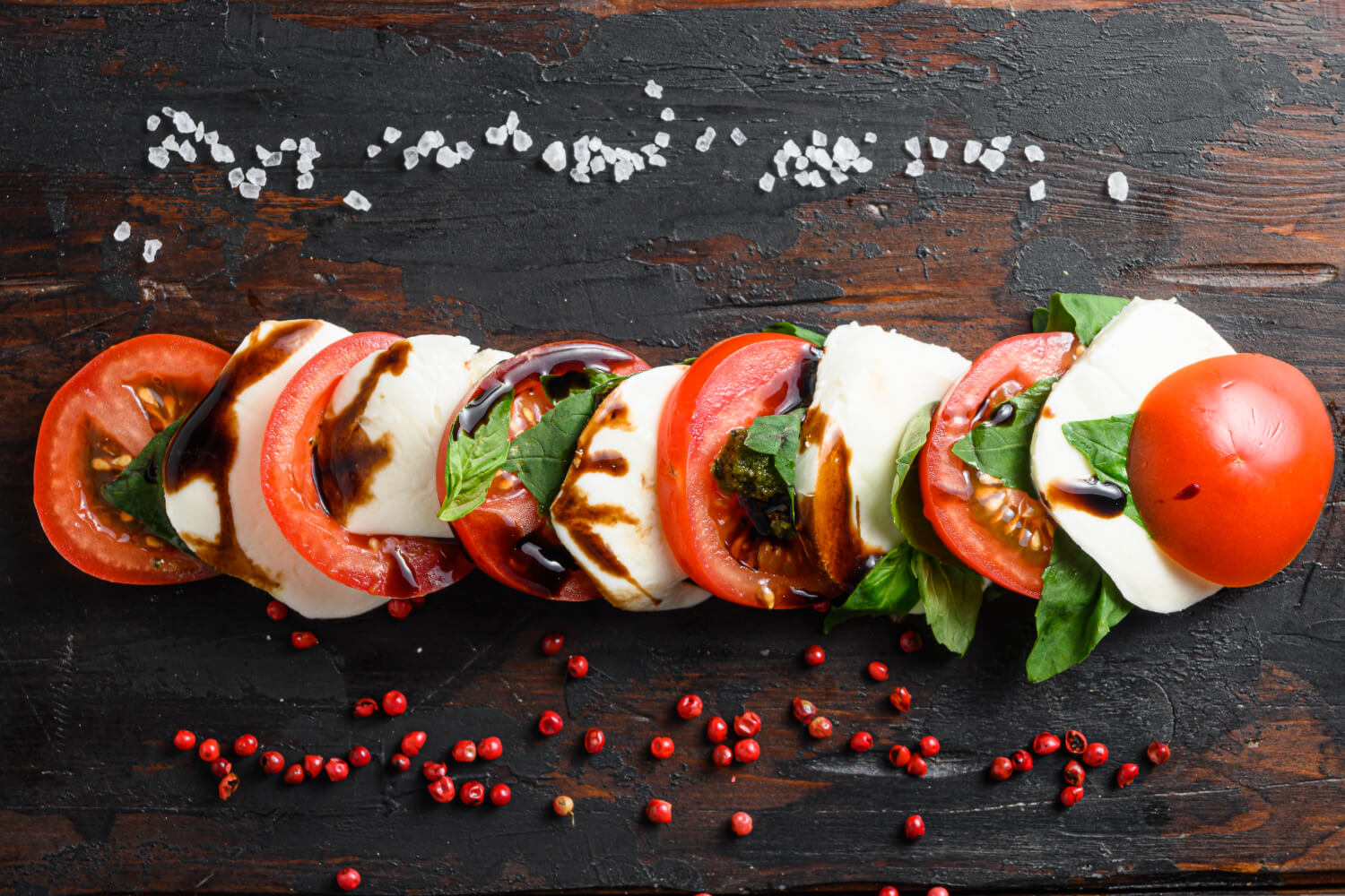 Caprese salatası tarifi: i̇talyan zarafetiyle basit ve lezzetli