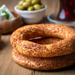 Sokak lezzeti tadında ev yapımı simit tarifi (susamı bol, çıtır dışıyla)