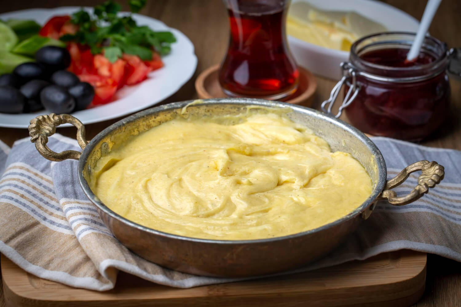 Karadeniz usulü tam kıvamında kuymak tarifi (mıhlama peynirli)