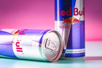 Red bull kaç kalori? Enerji i̇çeceğinin besin değerleri ve etkileri