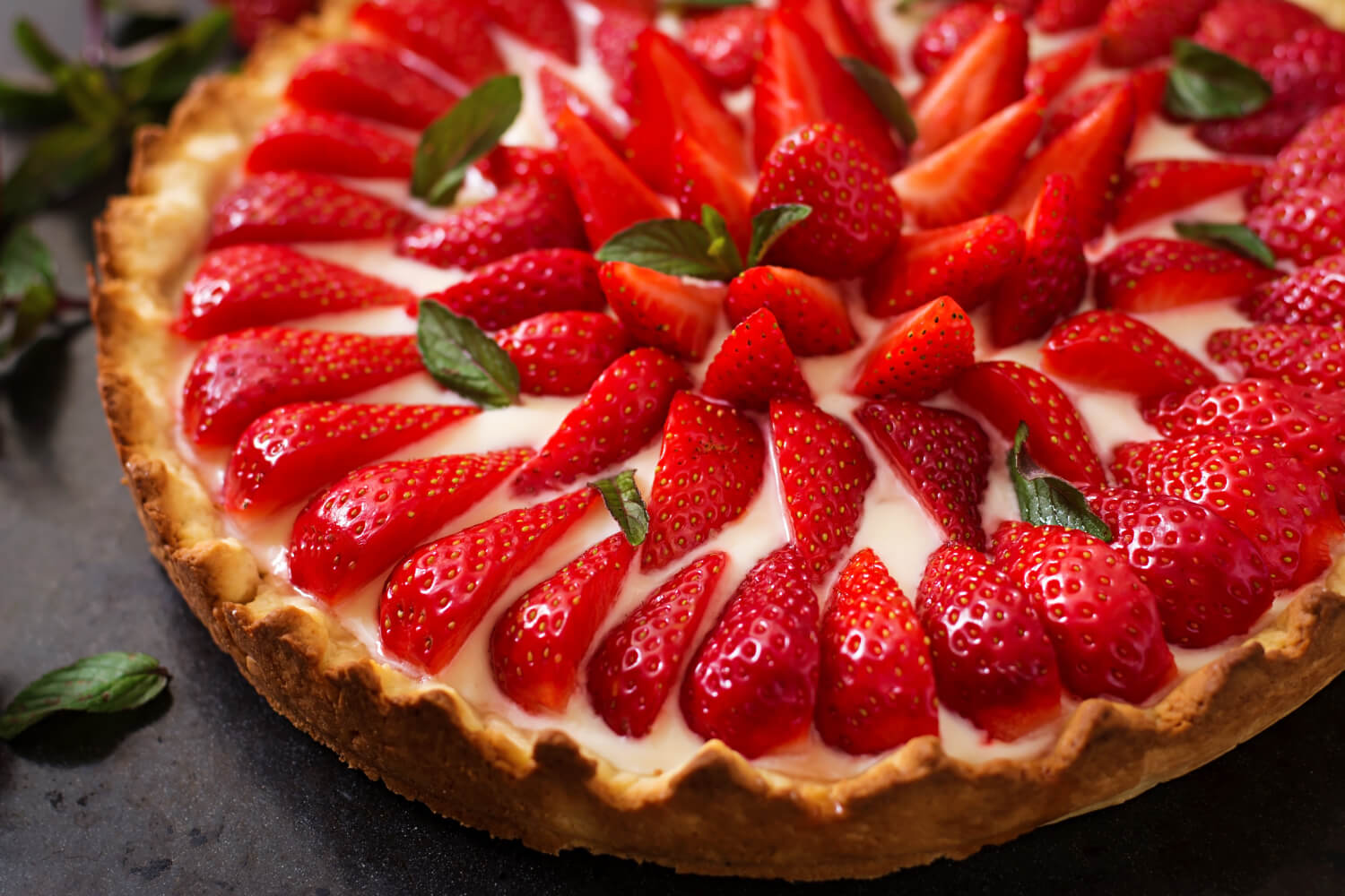 Taptaze ve lezzetli çilekli tart tarifi