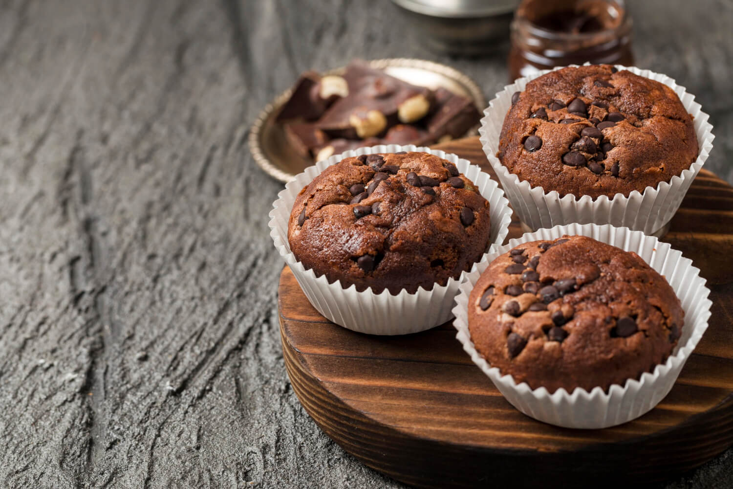 Yumuşacık ve bol çikolatalı muffin tarifi: fırından taşan lezzet!