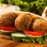 Pita arası tahin soslu falafel: lezzet dolu vegan sandviç