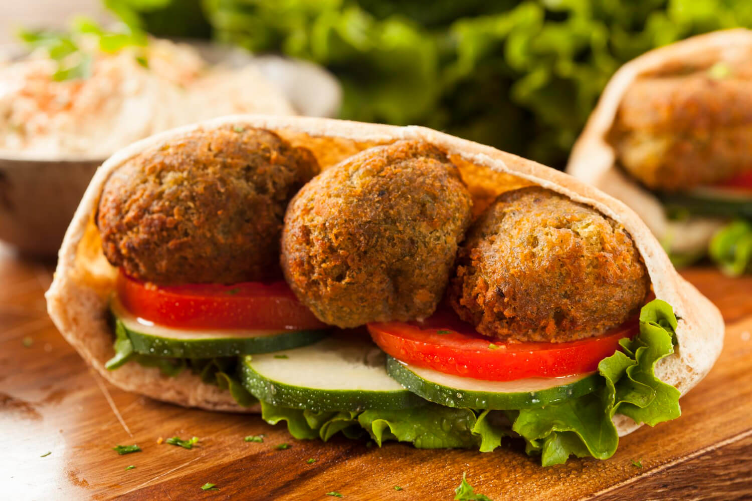 Pita arası tahin soslu falafel: lezzet dolu vegan sandviç