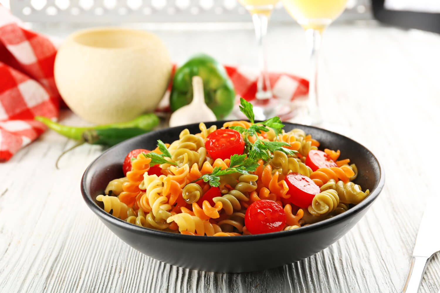 Domatesli burgu makarna tarifi – pratik, lezzetli ve rengarenk