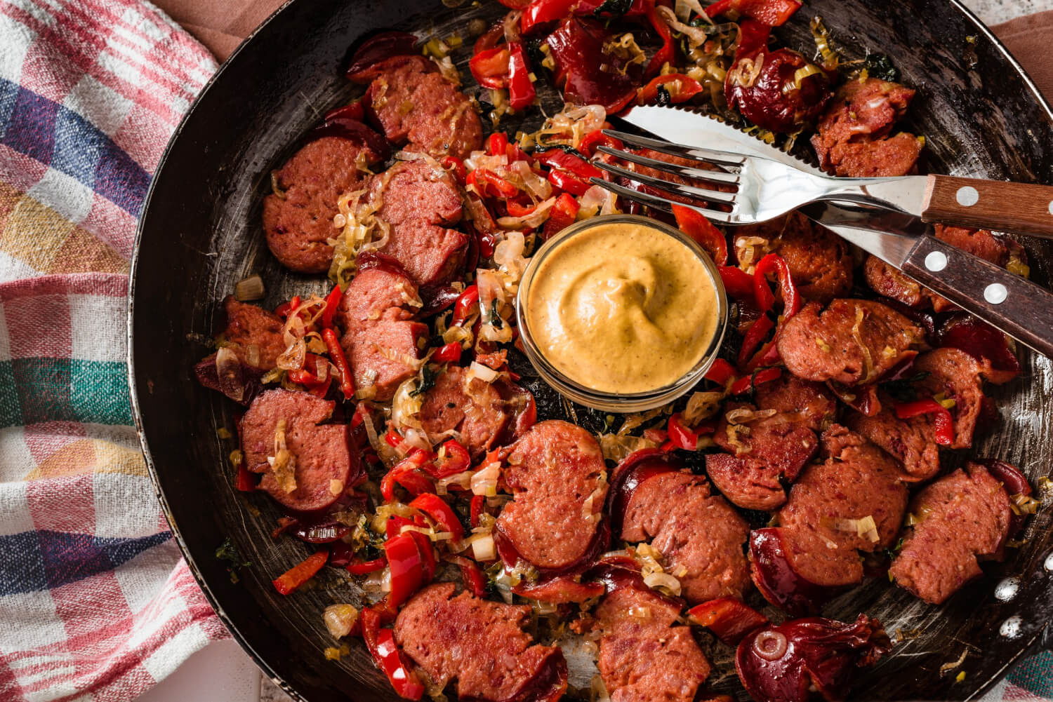 Sosisli chili con carne: baharatlı ve doyurucu lezzet