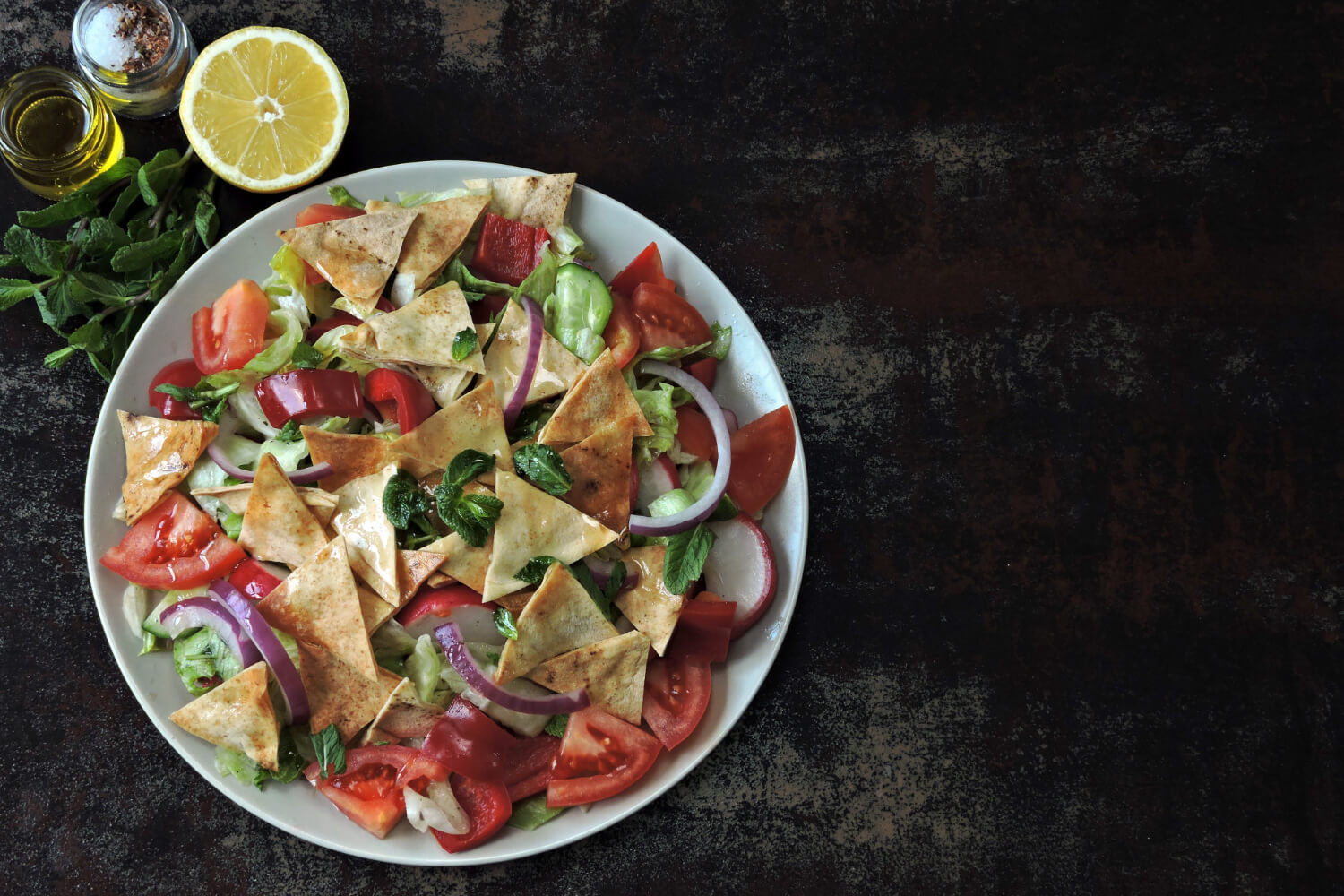 Fettuş (fattoush) salatası tarifi – lübnan mutfağının taptaze lezzeti