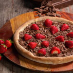 Tatlı tutkunlarına: bitter çikolatalı, çilekli pizza tarifi!