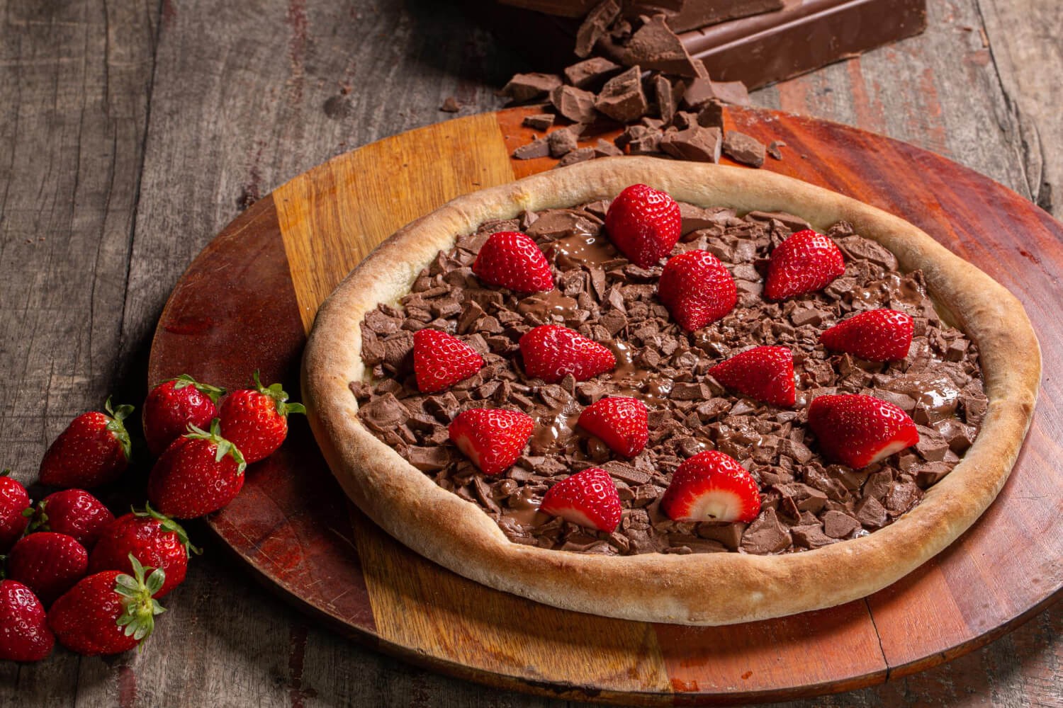 Tatlı tutkunlarına: bitter çikolatalı, çilekli pizza tarifi!
