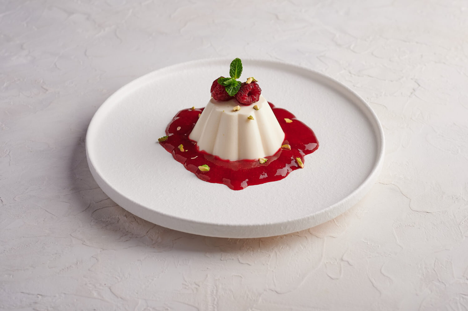 Ahududu şurubu, fıstık, çilek ve naneli panna cotta tarifi – i̇talyan mutfağından hafif ve ferah bir tatlı
