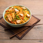 Tavuklu noodle tarifi – uzak doğu esintili pratik lezzet