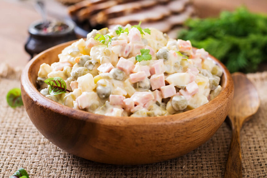 Geleneksel rus salatası (olivier) tarifi: kremsi, doyurucu ve çok lezzetli!