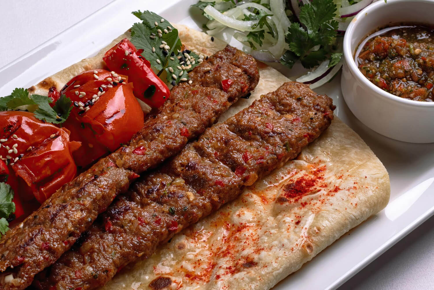 Evde adana usulü acılı kıyma kebap tarifi (şişte veya tavada)