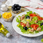 Ton balıklı kinoa salatası tarifi: protein deposu, fit ve lezzetli öğün!