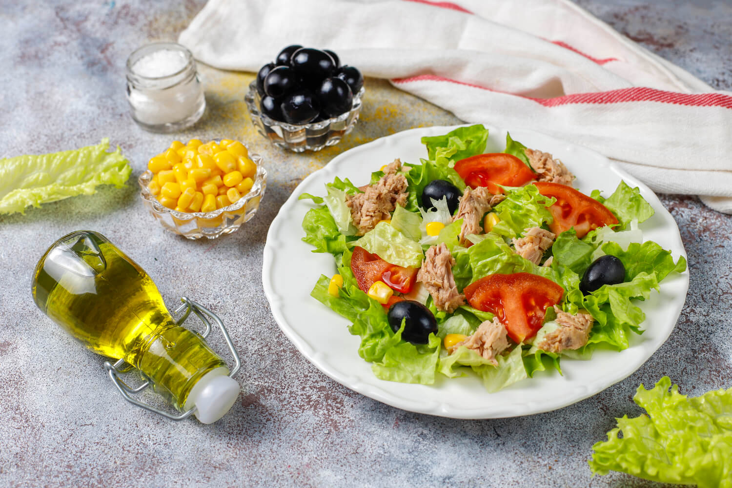 Ton balıklı kinoa salatası tarifi: protein deposu, fit ve lezzetli öğün!