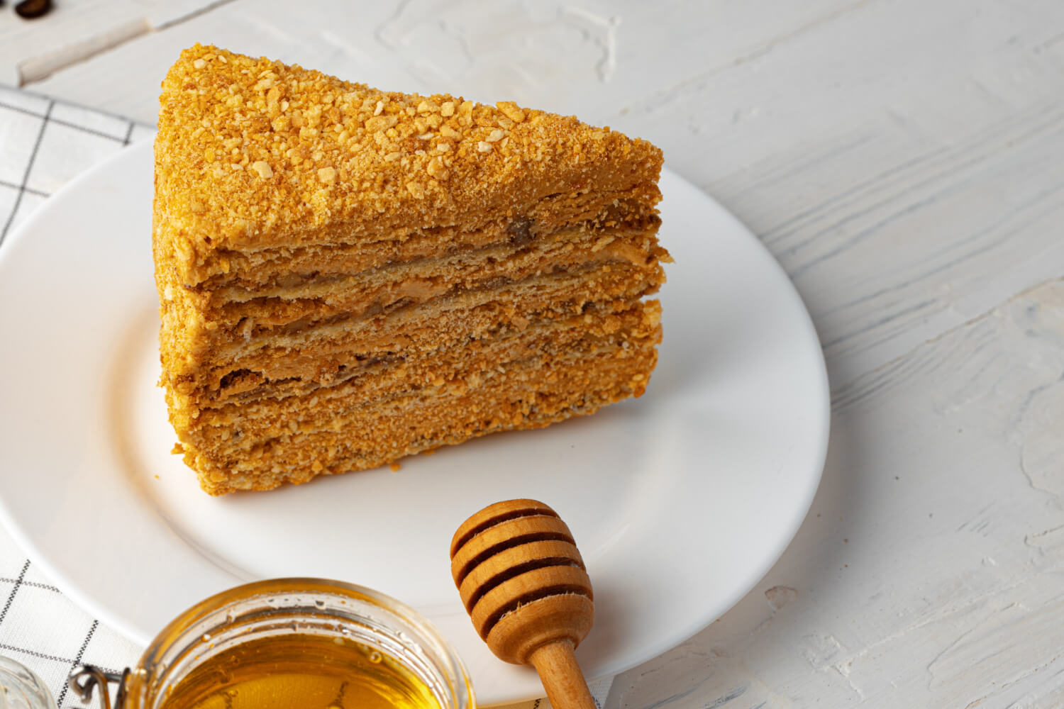 Medovik pasta tarifi – klasik rus bal pastası