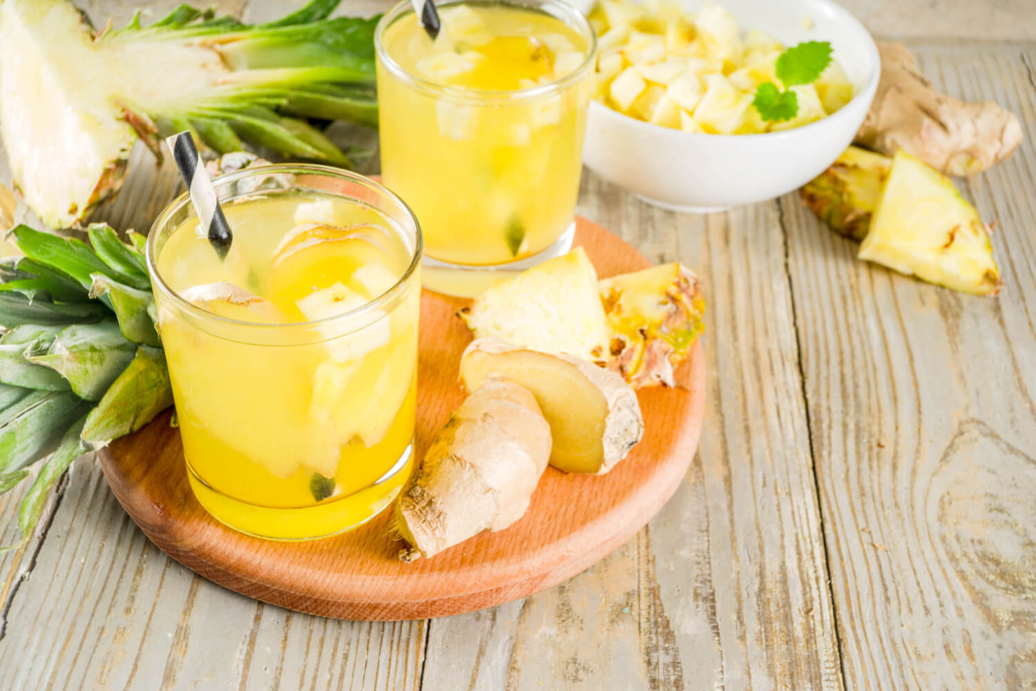 Doğal ve bağışıklık güçlendirici zencefilli ananas suyu tarifi – ferah, tropik ve vitamin dolu
