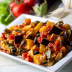 Şakşuka tarifi – nefis zeytinyağlı meze ve yaz sofralarının vazgeçilmezi
