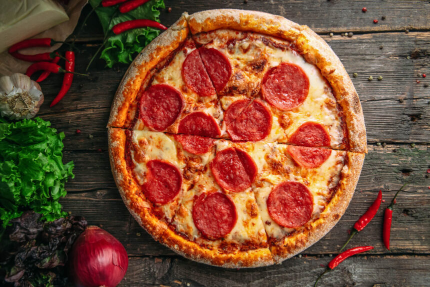 Evde i̇talyan lezzeti: enfes pizza pepperoni tarifi!