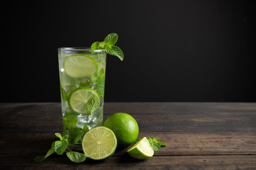 Ev yapımı mojito tarifi – naneli ve limonlu ferahlatıcı yaz kokteyli