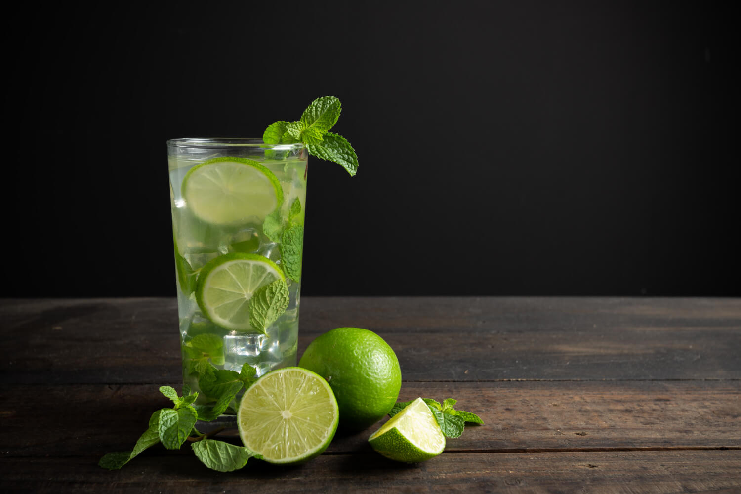 Ev yapımı mojito tarifi – naneli ve limonlu ferahlatıcı yaz kokteyli