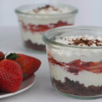 Kat kat lezzet: pratik ve gösterişli çilekli trifle tarifi (fırınsız tatlı)