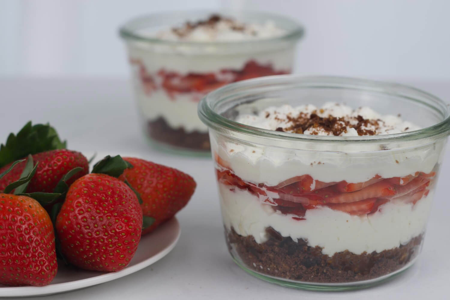 Kat kat lezzet: pratik ve gösterişli çilekli trifle tarifi (fırınsız tatlı)
