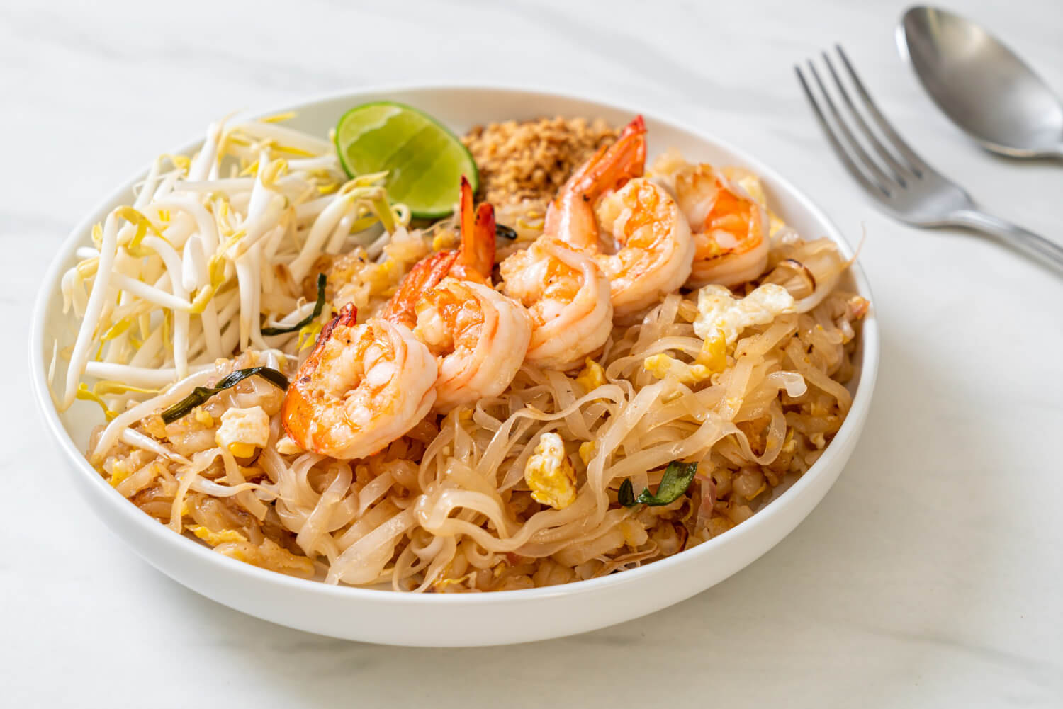 Orijinal tayland usulü pad thai tarifi – tatlı, ekşi ve acının denge noktası