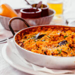 Orijinal i̇spanyol usulü paella tarifi – deniz mahsullü veya tavuklu seçeneklerle