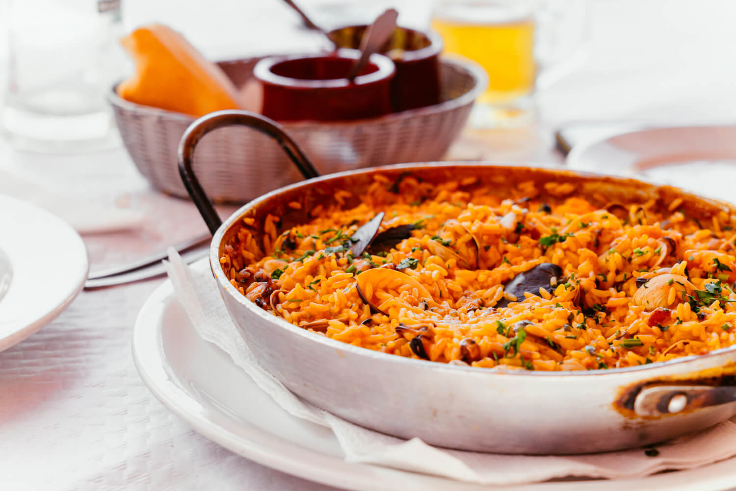 Orijinal i̇spanyol usulü paella tarifi – deniz mahsullü veya tavuklu seçeneklerle