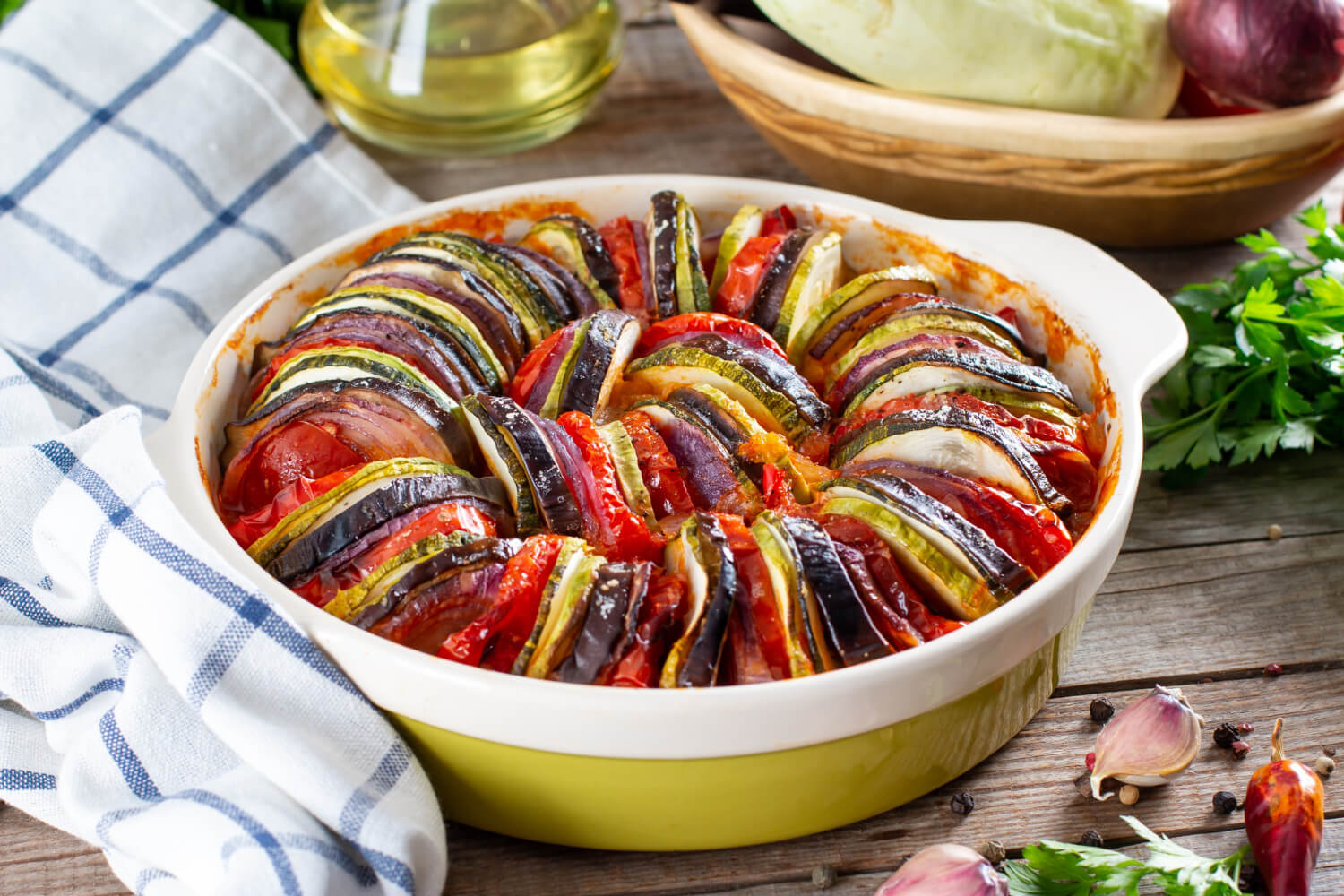 Ratatouille (ratatuy) tarifi – fransız mutfağından renkli ve sağlıklı sebze yemeği