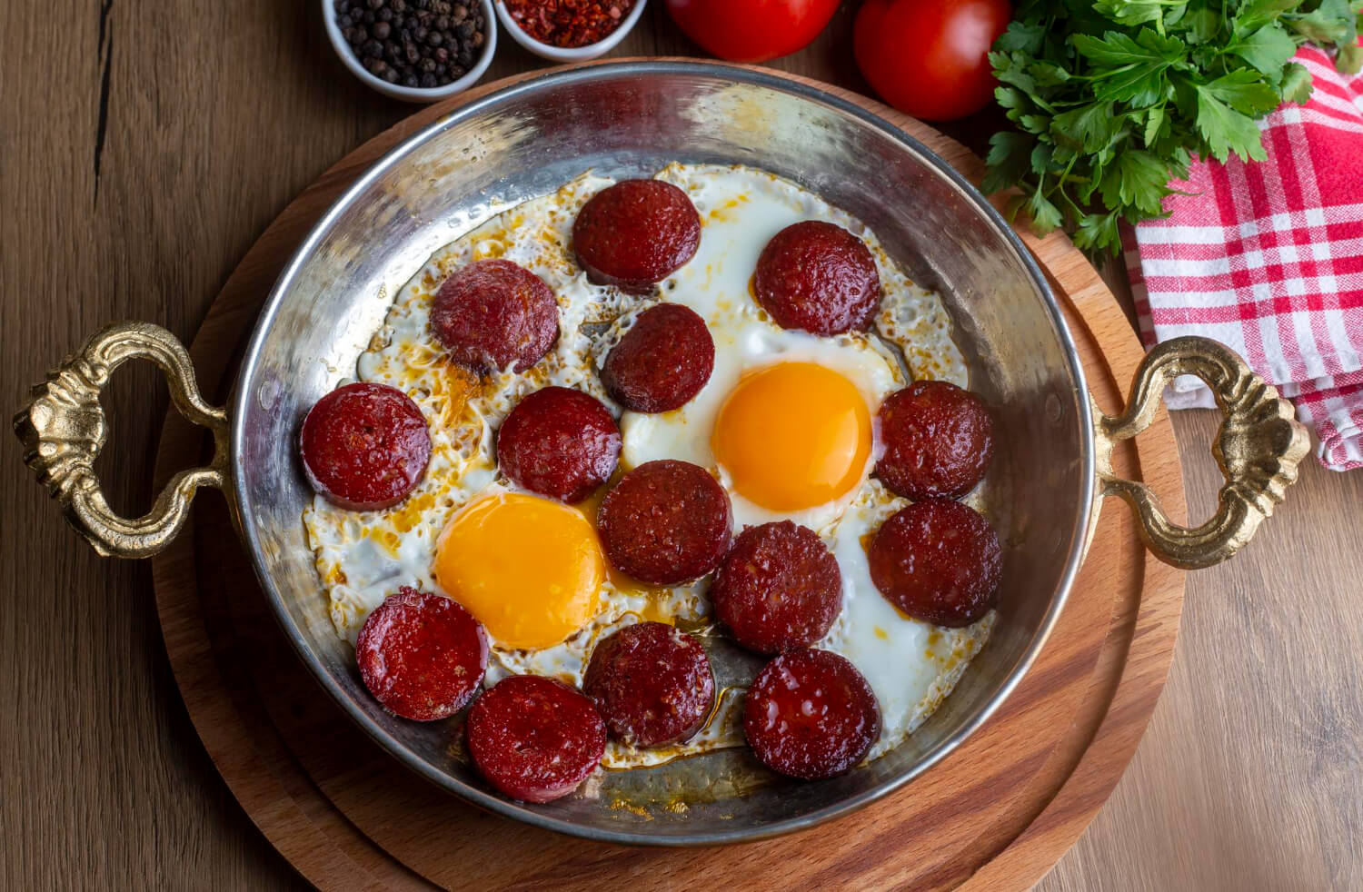 Tavada pratik sucuklu yumurta tarifi – kahvaltıların vazgeçilmezi