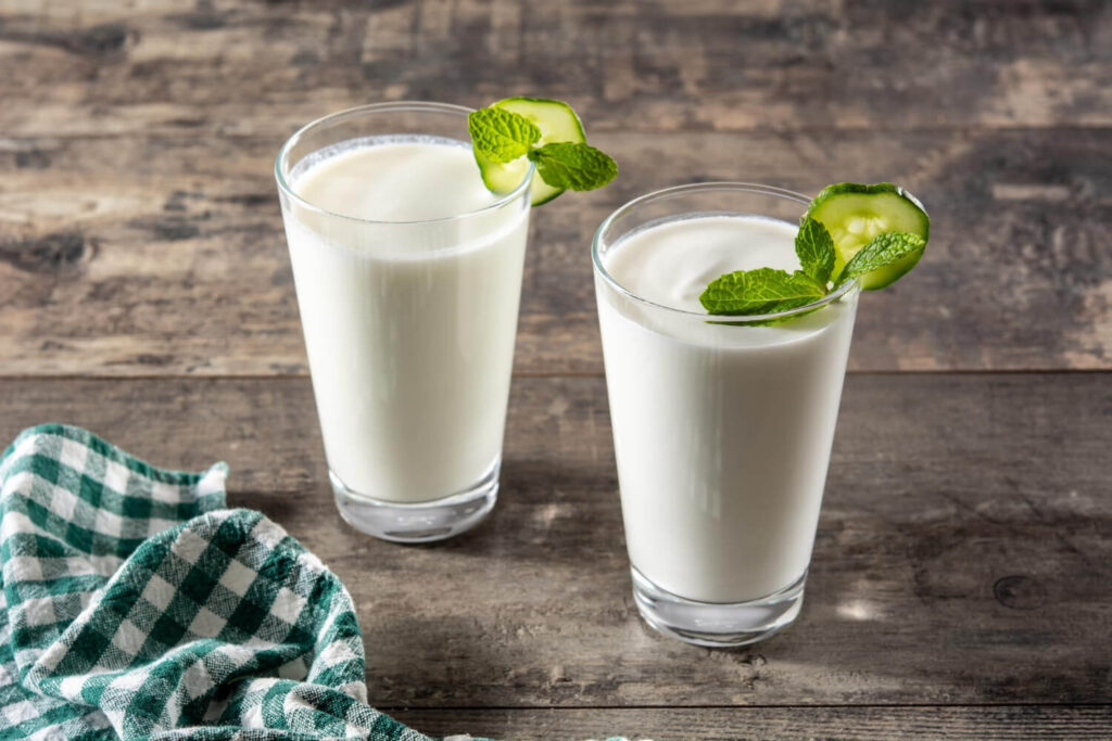 Ev yapımı ayran tarifi – doğal ve serinletici lezzet 14 Ev yapımı ayran tarifi – doğal ve serinletici lezzet
