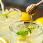 Doğal ve ferahlatıcı bal biberiye limonata tarifi – şekersiz, aromatik yaz i̇çeceği