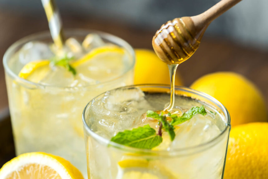 Doğal ve ferahlatıcı bal biberiye limonata tarifi – şekersiz, aromatik yaz i̇çeceği