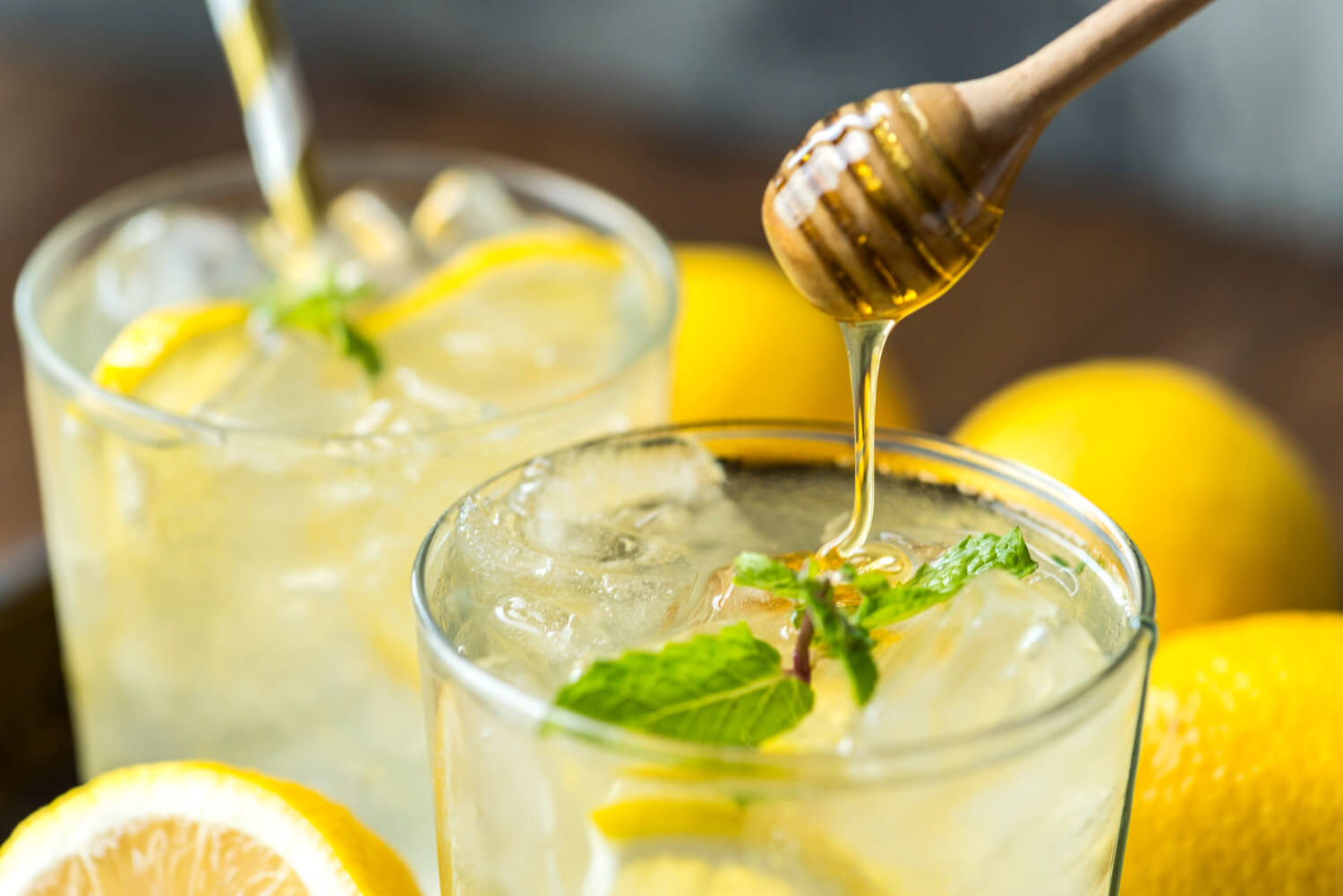 Doğal ve ferahlatıcı bal biberiye limonata tarifi – şekersiz, aromatik yaz i̇çeceği