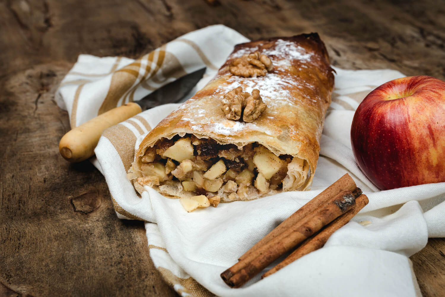 Pratik elmalı strudel tarifi: hafif ve lezzetli