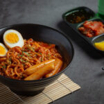 Evde rabokki tarifi – ramenli tteokbokki ile kore usulü acılı lezzet