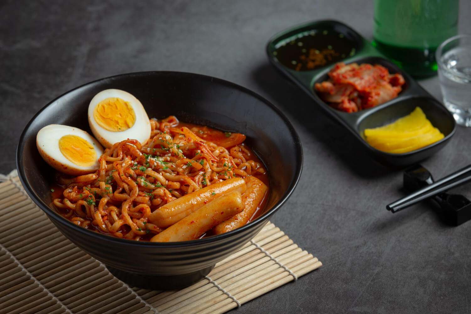 Evde rabokki tarifi – ramenli tteokbokki ile kore usulü acılı lezzet