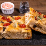 İtalyan rüzgarı mutfağınızda: mis kokulu focaccia tarifi!