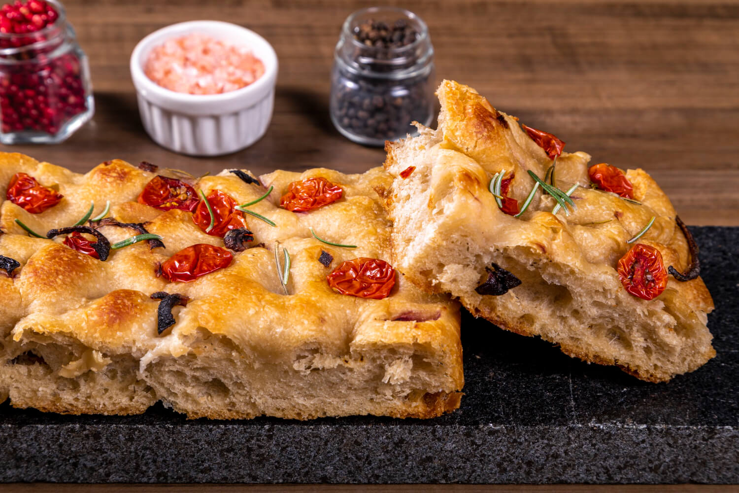 İtalyan rüzgarı mutfağınızda: mis kokulu focaccia tarifi!